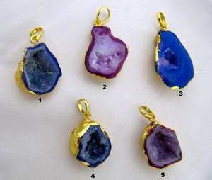 Pendentif en agate druse géode, entièrement recouvert d'or 24 carats électroplaqué sur le côté arrière - Product Image 1