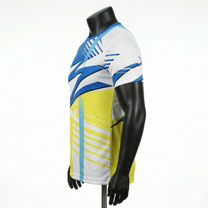 Camiseta de Manga Corta con Cuello Redondo y Estampado Geométrico Azul y Amarillo para Hombre, de Secado Rápido, Tejida, Deportiva y Ajustada - Product Image 3