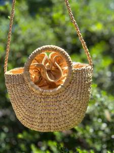 Sac à bandoulière léger et écologique en jacinthe d'eau ronde, double poignée, fait main, idéal pour les vacances et les voyages, fabriqué au Vietnam - Vente chaude - Product Image 4