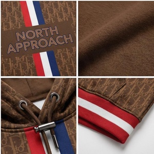 เสื้อสเวตเชิ้ตมีฮู้ดสำหรับผู้ชาย North Approach สีน้ำตาล พิมพ์ลายโมโนแกรม ลายทางสีแดง ขาว น้ำเงิน มีกระเป๋าหน้า ใส่สบายๆ ในฤดูใบไม้ร่วง - Product Image 4