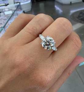 Anillo de Tres Piedras con Diamante Cultivado en Laboratorio de 4 Quilates, Corte Baguette Cónico, Oro Blanco de 14K, Certificado IGI - Product Image 1