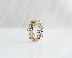 Tiara de Tanzanita Lavender Twilight: Anillo de banda llamativo de oro de 18 quilates con marquesa y circonitas redondas festoneadas - Product Image 2