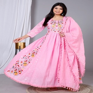 Conjunto de Kurta Anarkali de Algodón Rosa Elegante y Estilizado NIYANI con Bordado Intrincado y Dupatta para Bodas, Fiestas y Playa, Largo hasta el Tobillo para Mujer - Product Image 3