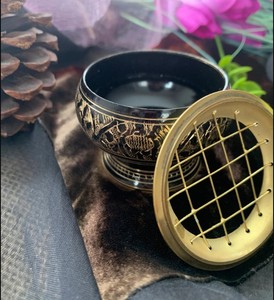 Brûleur d'encens en laiton gravé avec grille supérieure |   Brûleur de Dhoop Loban |   Porte-parfum d'ambiance décoratif pour la maison - Product Image 3
