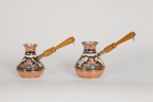 หม้อกาแฟทองแดงรูปทรงรัสเซียทำมือจากตุรกี ลายสลักแบบตุรกีเคลือบเงา เป็นมิตรกับสิ่งแวดล้อม คุณภาพสูง เหมาะสำหรับงานแต่งงาน งานเลี้ยงที่บ้าน - Product Image 3