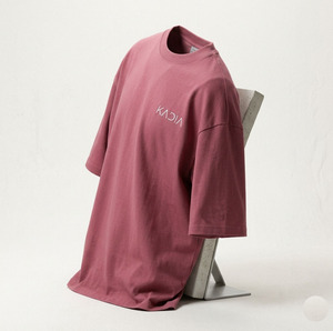 เสื้อยืดทรงบ็อกซี่ผ้าฝ้ายคุณภาพสูง 200 กรัม รุ่นใหม่ปี 2026 พิมพ์ลายโลโก้ตามสั่ง เสื้อยืดลำลองทรงหลวมพรีเมียมสำหรับผู้ชาย สีชมพูไอซ์ - Product Image 3