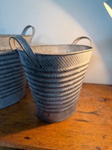 Maceta Rústica de Metal Galvanizado con Asas, Contenedor Decorativo Estilo Granja, Perfecto para Almacenamiento de Plantas y Decoración del Hogar - Product Image 2
