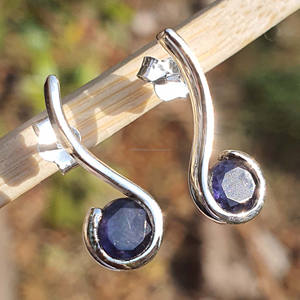 Boucles d'oreilles clous en argent sterling 925 plaqué or, élégantes, pour fiançailles et mariage, avec pierre de naissance naturelle de septembre, iolite ondulée - Product Image 1