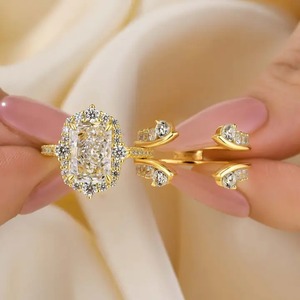 Nouvelle Collection Bague de Fiançailles et de Mariage de Luxe en Or Jaune, Moissanite 925 de 3,5 Carats Taille Radiant, Sertie 4 Griffes, avec Insert Halo Vintage - Product Image 2