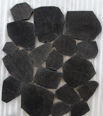 Pierres cubiques en calcaire noir d'Anantpur offrant une texture naturelle fendue sur chaque face pour les chemins de jardin, les sols extérieurs, les allées - Product Image 3