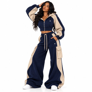 Ensemble de survêtement utilitaire de style boutique pour femme, bleu beige, avec sweats à capuche zippés courts, pantalons de survêtement cargo à jambes larges, en polaire, color block, coordonné, avec logo personnalisé - Product Image 1
