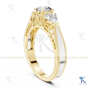 Anillo de Compromiso de Diamante CVD Cultivado en Laboratorio Personalizado con 3 Piedras, Corte Redondo y Trillón, Oro Sólido - Product Image 2