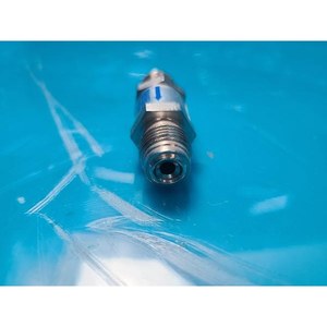 Vanne à soufflet FUJIKIN 100493 haute pureté, utilisée comme pièce détachée pour équipement semi-conducteur d'époque - Product Image 1
