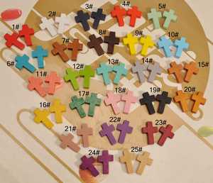 Cuentas de madera modernas con diseño de cruz religiosa, 18 colores, colgante de madera DIY con forma de cruz para collar/pulsera, 22x15mm - Product Image 1