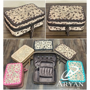 Produit phare : Boîte à bijoux artisanale en cuir de vache véritable, avec motifs floraux gravés, étui de voyage pour bijoux avec doublure en velours - Product Image 1