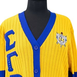 เสื้อคาร์ดิแกนไหมพรมสีทองแบบสั่งทำพิเศษของ Sigma Gamma Rho ติดกระดุมด้านหน้า แขนยาว แฟชั่นลำลอง สวมทับเป็นเลเยอร์ได้ สวยสง่า เหมาะสำหรับเป็นชุดทีม - Product Image 2