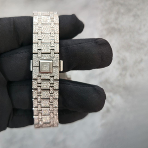 Reloj de Diamantes de Alta Demanda para Damas con Bisel de Cristal, Diseño Ligero para Usar en la Noche, Disponible al Mejor Precio - Product Image 5