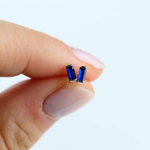 Pendientes Pequeños de Oro Rosa Sólido de 14K con Zafiro Azul Baguette, Joyería Minimalista y Delicada para Uso Diario o Bodas, Certificados por IGI - Product Image 2