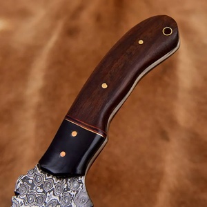 Couteau de survie et de camping à lame fixe en acier Damas fait main de qualité industrielle, avec manche ergonomique en bois de rose – Fournitures UA - Product Image 2