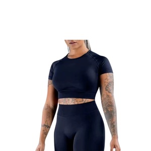 Haut court côtelé respirant pour femme, personnalisé, de haute qualité, à manches longues, pour le fitness et la gym, avec rembourrage, vente en gros - Product Image 1