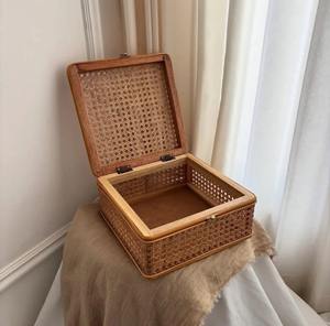 Panier de rangement élégant en rotin avec serrure, idéal pour l'organisation du maquillage et des accessoires essentiels dans le placard, provenant d'Inde - Product Image 5