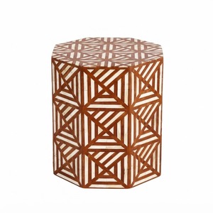 Taburete Otomano Redondo de Lujo Moderno Personalizado de Fábrica con Incrustaciones de Hueso, Acentos Florales de Resina Hechos a Mano y Base Metálica Dorada para Tocador - Product Image 5