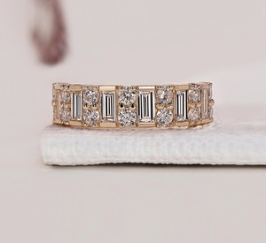 Anillo de Boda de Plata de Ley 925 Chapado en Oro Rosa con Diamantes Moissanite Certificados por IGI, Corte Baguette, Media Eternidad para Mujer - Product Image 1