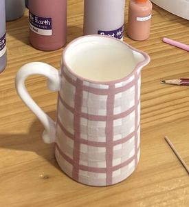 Taza de cerámica hecha a mano con diseño a cuadros, acabado mate, estilo retro para té de la tarde y uso doméstico. - Product Image 3