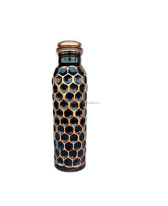Botella de agua artesanal de cobre con diseño floral esmaltado multicolor y belleza atemporal para uso doméstico e hidratación consciente - Product Image 5