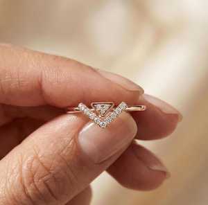 แหวนมอสซาไนต์ทรงกลมชุบทองคำสีกุหลาบ ดีไซน์เรียบหรูไม่ซ้ำใคร สำหรับเงินแท้ 925 ของแท้ ของขวัญแทนใจสำหรับคนรัก - Product Image 1