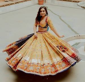 Lehenga Choli en coton épais brodé jaune, imprimé numérique, longueur ras du sol, séchage rapide, tenue de soirée pour femme pour mariage et Navratri - Product Image 5
