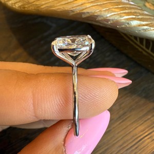 Anillo de Compromiso Solitario de Oro Blanco de 14k con Diamante Creado en Laboratorio de 4.00 Quilates, Corte Cojín, Claridad VS1, Color E, Certificado IGI, Joyería CVD - Product Image 3