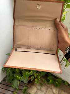 Cartera de Mano de Cuero 100% Genuino para Mujer, Diseño Bohemio con Bordado Floral y Geométrico, Cierre de Solapa, Portátil para Uso Diario en Todas las Estaciones - Product Image 3