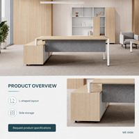 Bureau de direction moderne en L avec armoire latérale, plateau en grain de bois clair, cadre blanc, panneau de modestie gris, usage commercial