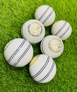 Pelota de Cricket Kookaburra Reglamentaria de Cuero Blanco Cosida a Máquina 156 g, Calidad de Partido, Pelota de Cricket de Liga, Calidad Premium - Product Image 3