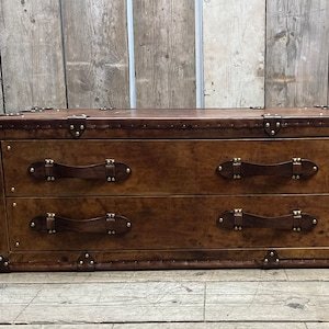 Table basse en bois de manguier faite à la main, coffre de rangement en cuir buff, cloutée de laiton, meuble vintage pour salon - Product Image 5