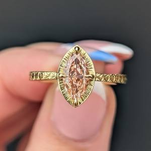 แหวนหมั้นเพชรชมพูทรงมาร์คีส์ 1 กะรัต เพาะเลี้ยงในห้องปฏิบัติการ ได้รับการรับรองจาก IGI  แกะสลักด้วยมือ ชุบทอง 14K สำหรับผู้หญิง เหมาะสำหรับวันครบรอบ - Product Image 4