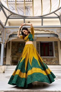 Robe traditionnelle indienne pour femme, spéciale Navratri, en rayonne imprimée, patchwork, avec travail de miroirs, Gota Patti et dentelle, longueur ras du sol, infroissable - Product Image 2