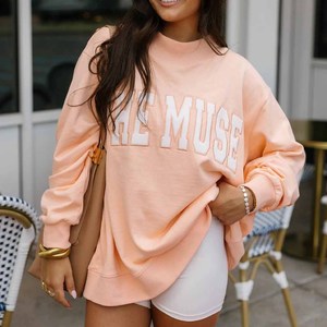 Pull-over unisexe en coton rose à col montant et imprimé en relief The Muse, coupe classique, tricoté, avec lettres personnalisées sur le devant - Product Image 1