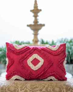 Funda de Cojín Roja Estilo Boho con Bordado Geométrico Color Marfil y Diseño Tribal Texturizado 12x20 - Product Image 6