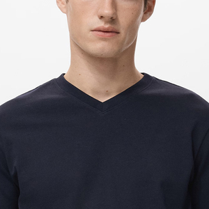 T-shirt décontracté pour homme à col en V avec logo personnalisé, en matière douce, à prix abordable, manches courtes, design tendance 2026 - Product Image 2