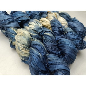 Cinta de Seda de Sari Reciclada Azul Bazar, Tira de Tela Hecha a Mano para Tejidos y Manualidades - Product Image 3