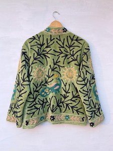 Chaqueta de terciopelo verde salvia con bordado indio de motivos de pavo real, estilo bohemio, corta, hecha a mano, para mujer, estilo Suzani, para invierno. - Product Image 2
