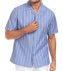 Chemise à manches courtes boutonnée avec des fines rayures verticales et un col camp style décontracté, tissu respirant pour un style et un confort optimaux - Product Image 3