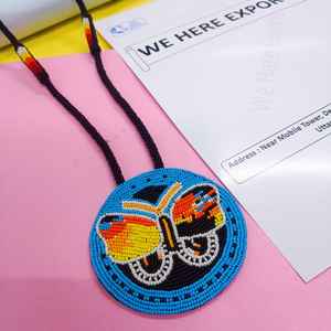 Collier pendentif papillon artisanal perlé avec perles aux couleurs vives jaune, orange, rouge, blanc, noir, bleu et cordon long - Product Image 6