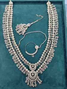 Parure DHANLAXMI plaquée or avec collier ethnique en forme de cloche et boucles d'oreilles pendantes ornées de zircons en alliage de zinc pour mariage féminin - Product Image 3