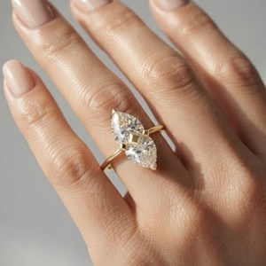 Bague en or massif 14 carats avec diamant taille poire de 1,00 carat, design feuille unique, bijou de promesse pour demoiselle d'honneur ou partenaire - Product Image 5