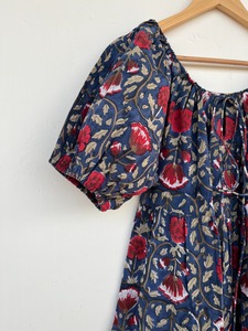Vestido Maxi de Algodón con Estampado Floral Azul Marino para Mujer, Manga Abullonada, Cuello con Volantes, Ropa de Resort, Venta al por Mayor de Prendas Femeninas - Product Image 4