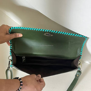 Sac bandoulière en cuir véritable artisanal avec motifs floraux et gaufrage, mini sac à bandoulière pour femme - Product Image 6