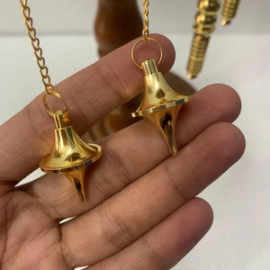 Pendentif en laiton style OVNI avec chaîne, outil de divination et de radiesthésie sculpté et équilibré, pour la guérison des chakras Reiki, le travail énergétique spirituel, Gujarat - Product Image 1